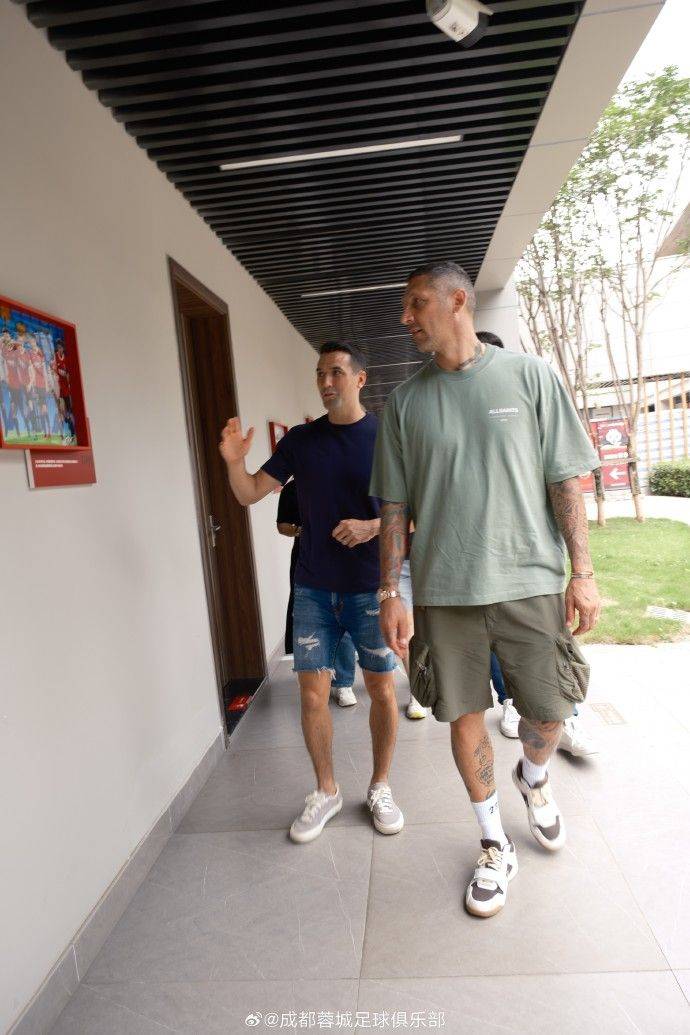 Materazzi, Italian Football Legend, Visits Chengdu Rongcheng and Tours First Team Training Facility -illustration-1