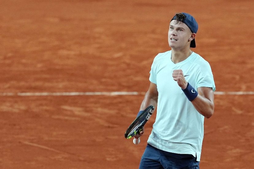 Alcaraz vs. Tsitsipas in action