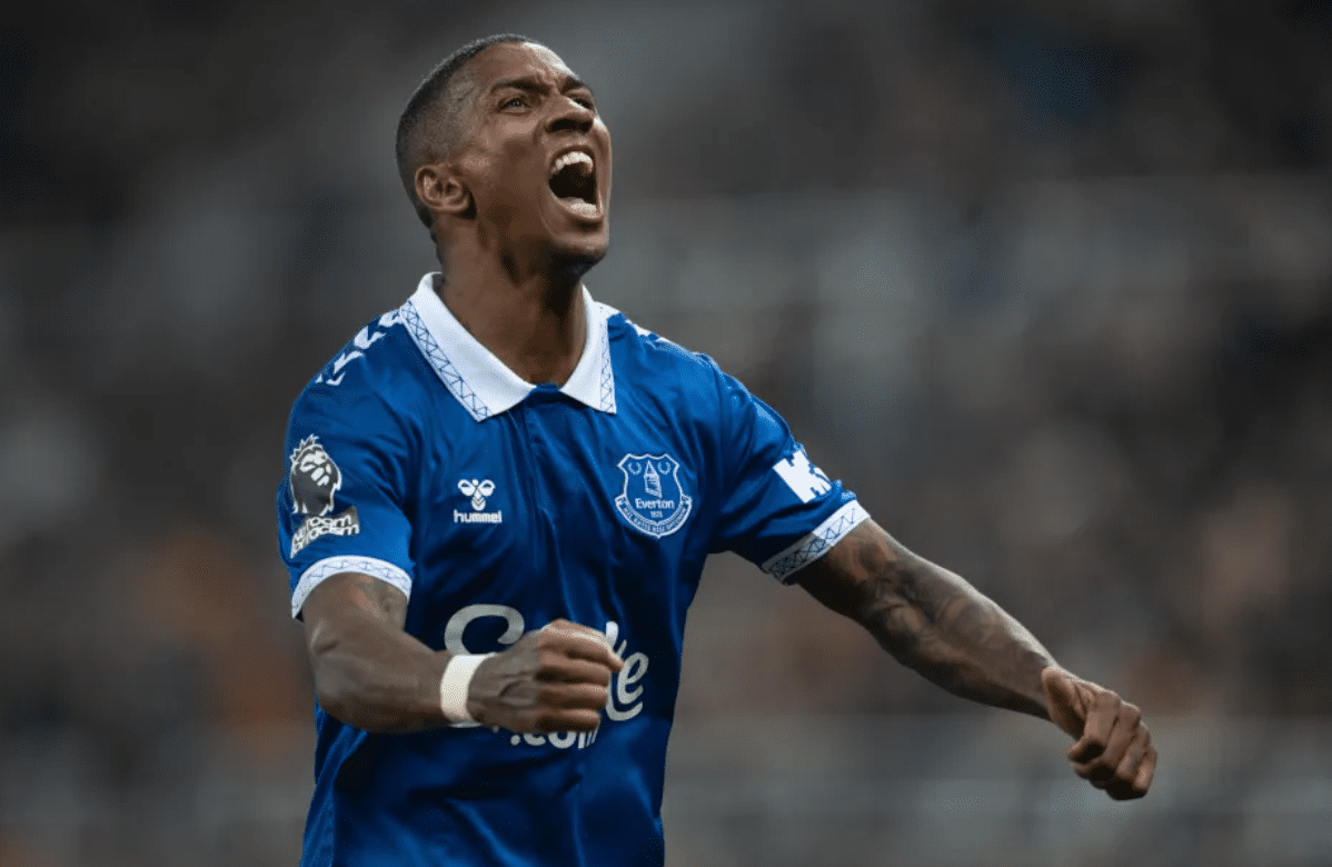 Ashley Young: I’ll sign new Everton contract, talks only have final details left -illustration-