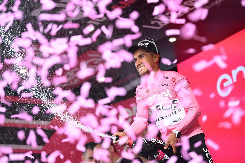 Giro d’Italia S1 2024: Navaz Takes Surprise Victory over Pogačar in Opening Stage -illustration-