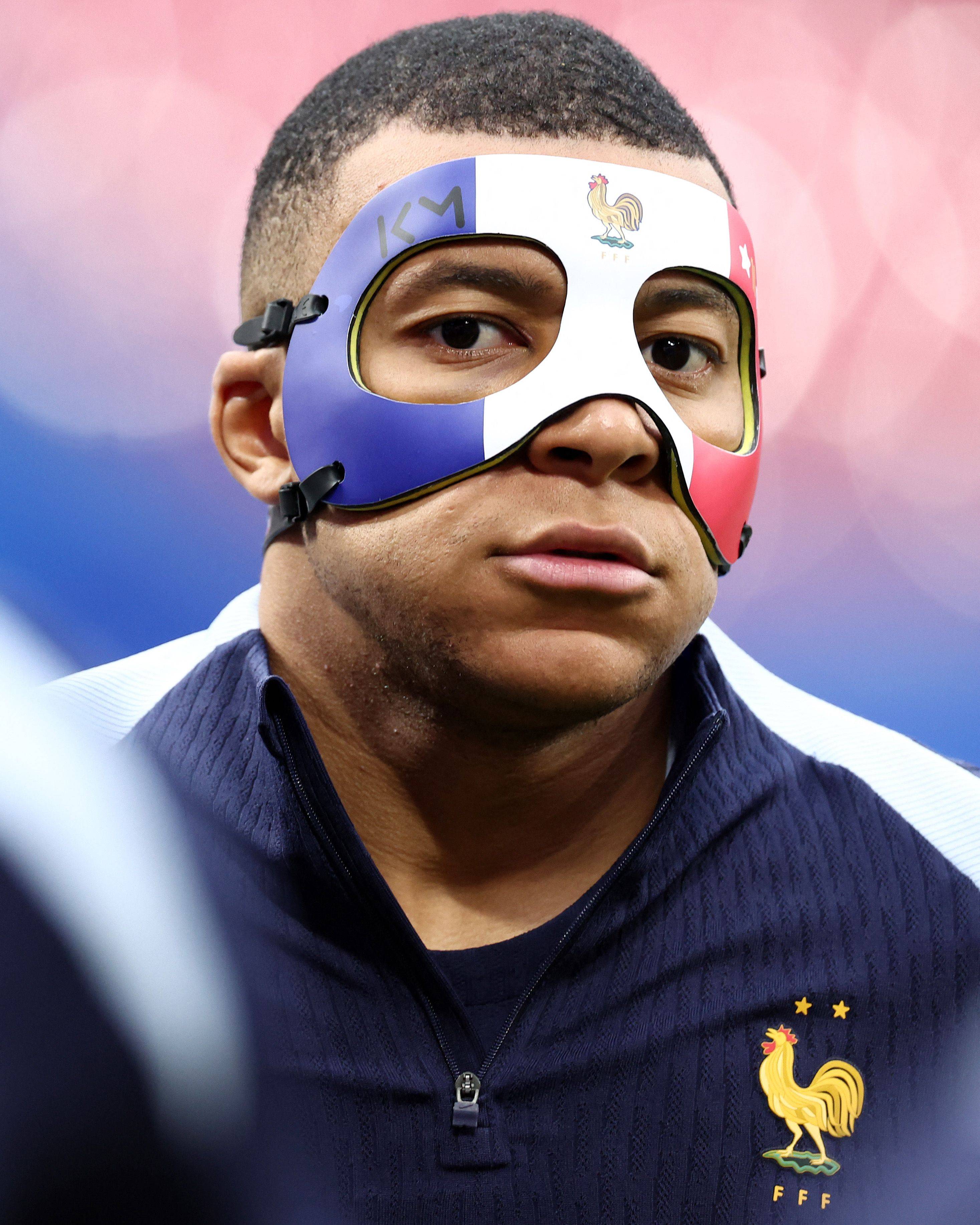 Ninja Turtles Inspired! Mbappé Shows Up at Training with a France-Colorful Mask -illustration-1