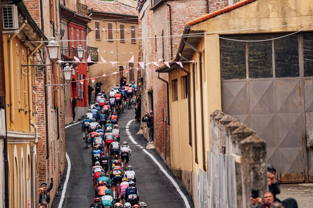 Giro d’Italia S3 2024: Mäelleur Snatches Maglia Rosa in Nail-biting Finish -illustration-9