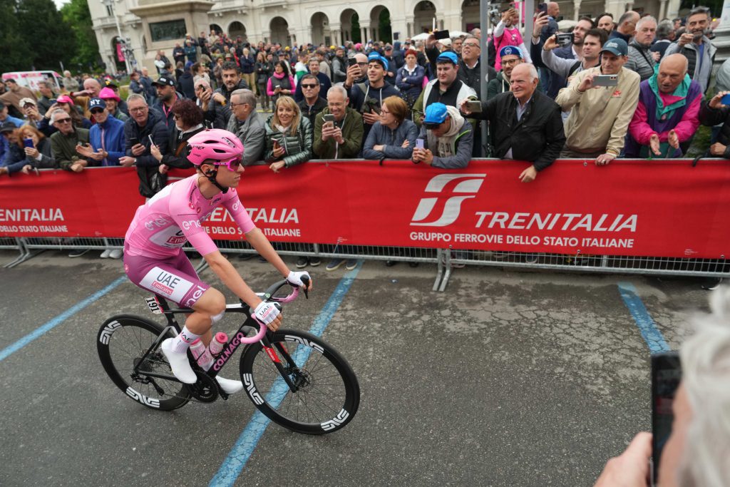 Giro d’Italia S3 2024: Mäelleur Snatches Maglia Rosa in Nail-biting Finish -illustration-3