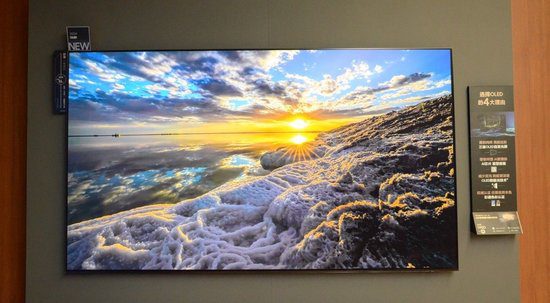 In-person testing by Xiaojia revealed that the 4K video presentation benefited from the OLED self-emitting screen and HDR PRO technology, making fine details in bright and dark areas clearly visible