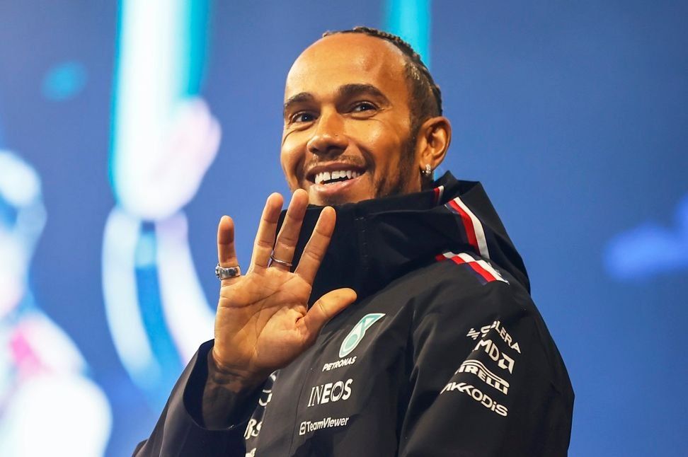 F1 Sensation: Hamilton to Join Ferrari from 2025 -illustration-