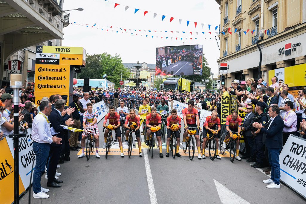 Tour de France 2024 S9: Turpin’s Opportune Strike Wins Him First Victory Amidst 35km of Gravel Roads -illustration-1