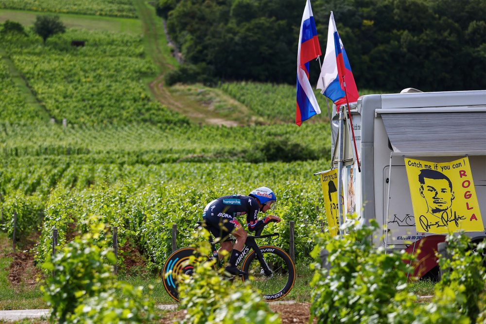 Tour de France S7 2024: Evenepoel Dominates Pogačar in Time Trial -illustration-10