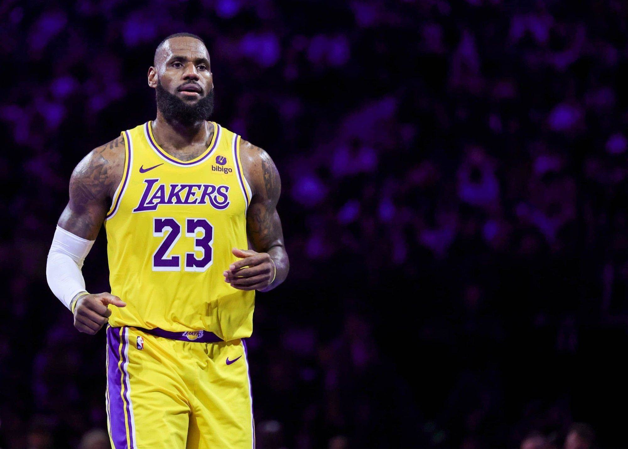 LeBron Expected to Opt Out of $51.4M Option, Sign New Deal with Lakers -illustration-