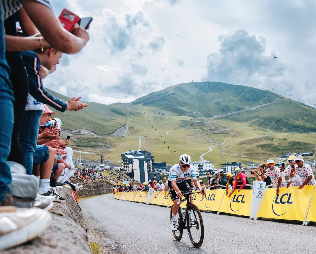 Tour de France 2024 S14: Pogacar Dominates at Col du Solauron with UAE Team Emirates’ Support -illustration-31