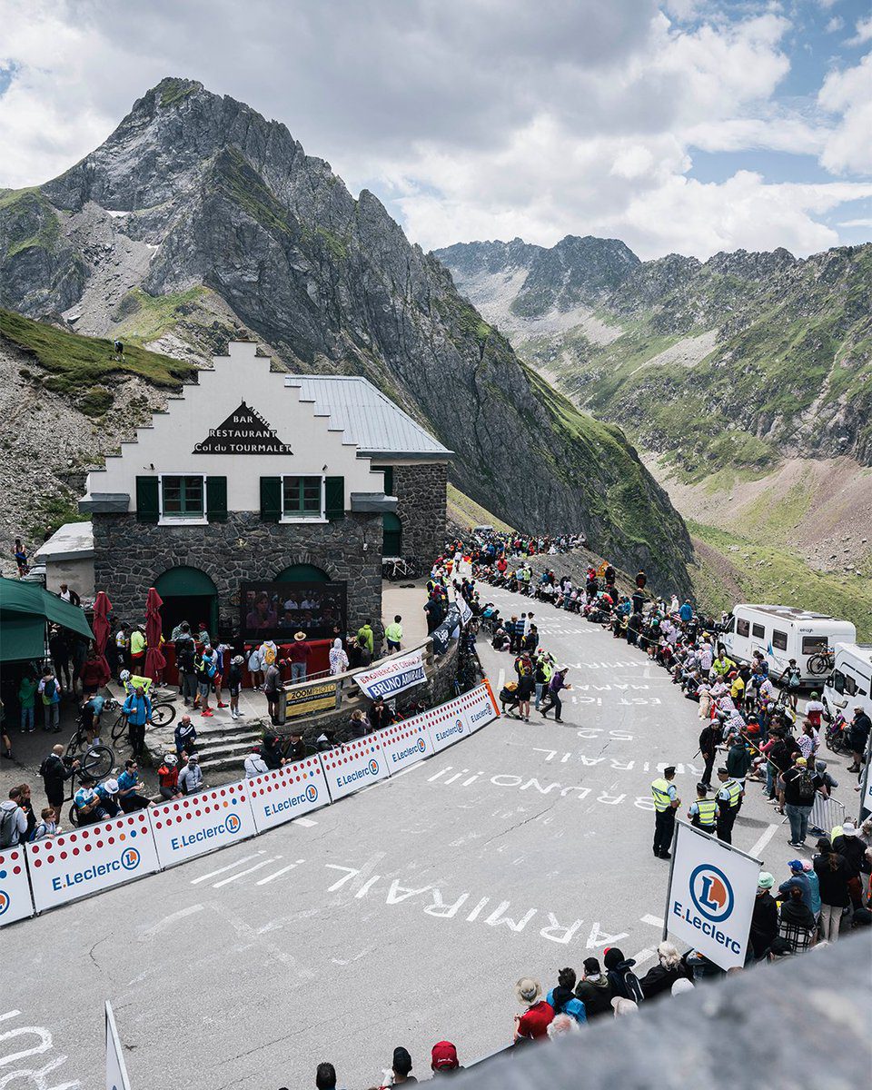 Tour de France 2024 S14: Pogacar Dominates at Col du Solauron with UAE Team Emirates’ Support -illustration-27