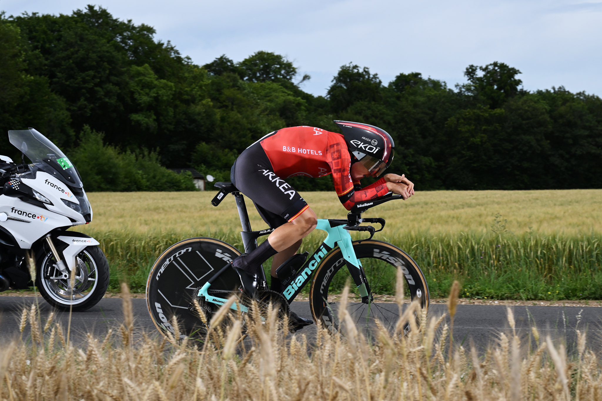 Tour de France S7 2024: Evenepoel Dominates Pogačar in Time Trial -illustration-7