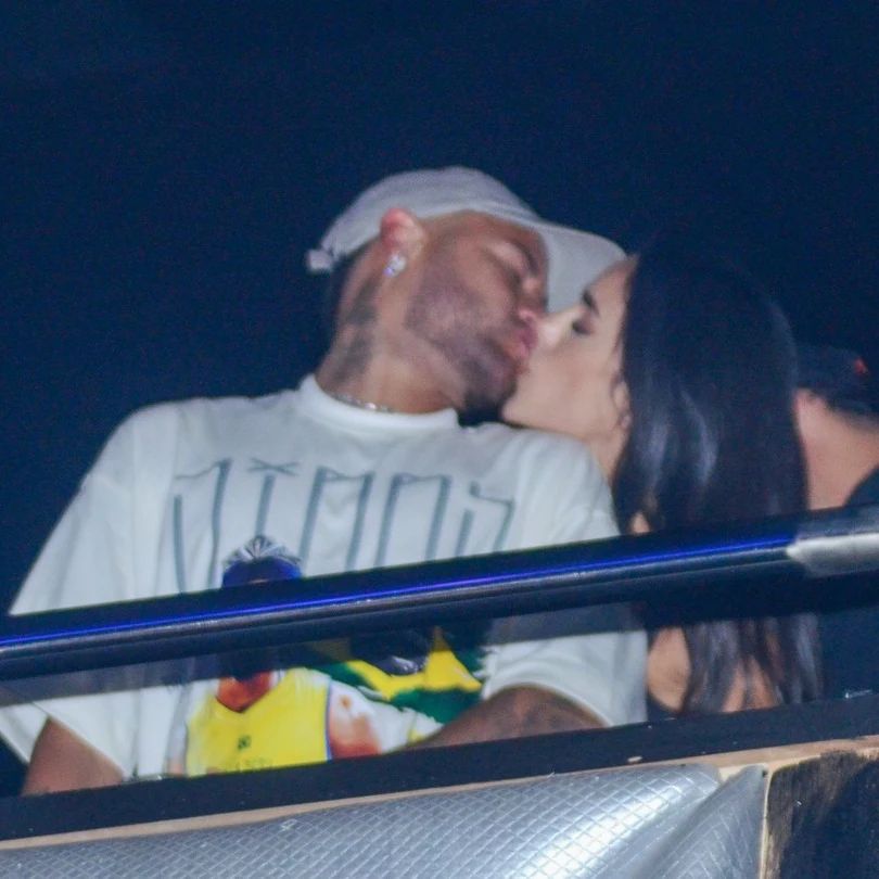 Rekindled Romance! Neymar and Ex-Girlfriend Bruna Spotted at Concert, Sharing Passionate Kisses Amid Reunion -illustration-2