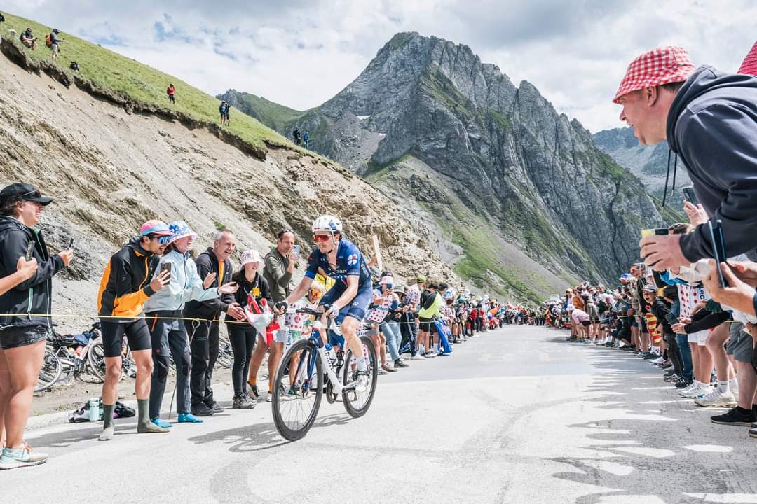 Tour de France 2024 S14: Pogacar Dominates at Col du Solauron with UAE Team Emirates’ Support -illustration-14