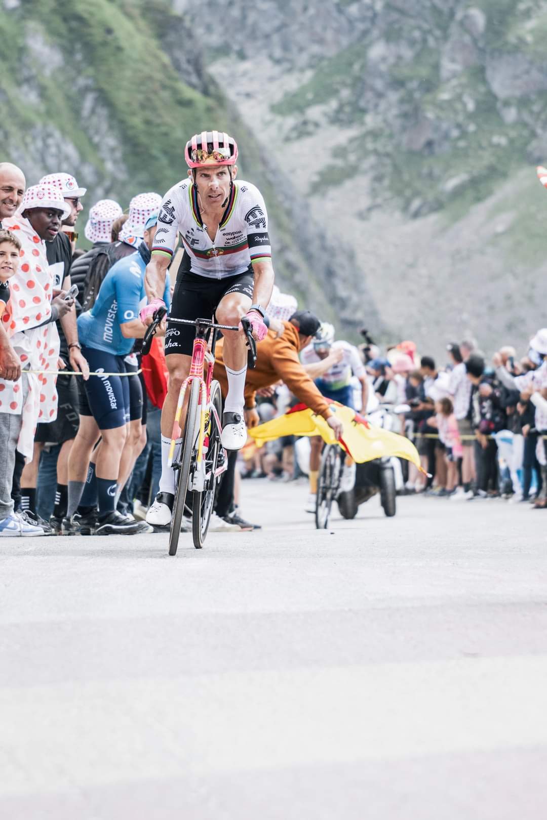 Tour de France 2024 S14: Pogacar Dominates at Col du Solauron with UAE Team Emirates’ Support -illustration-34