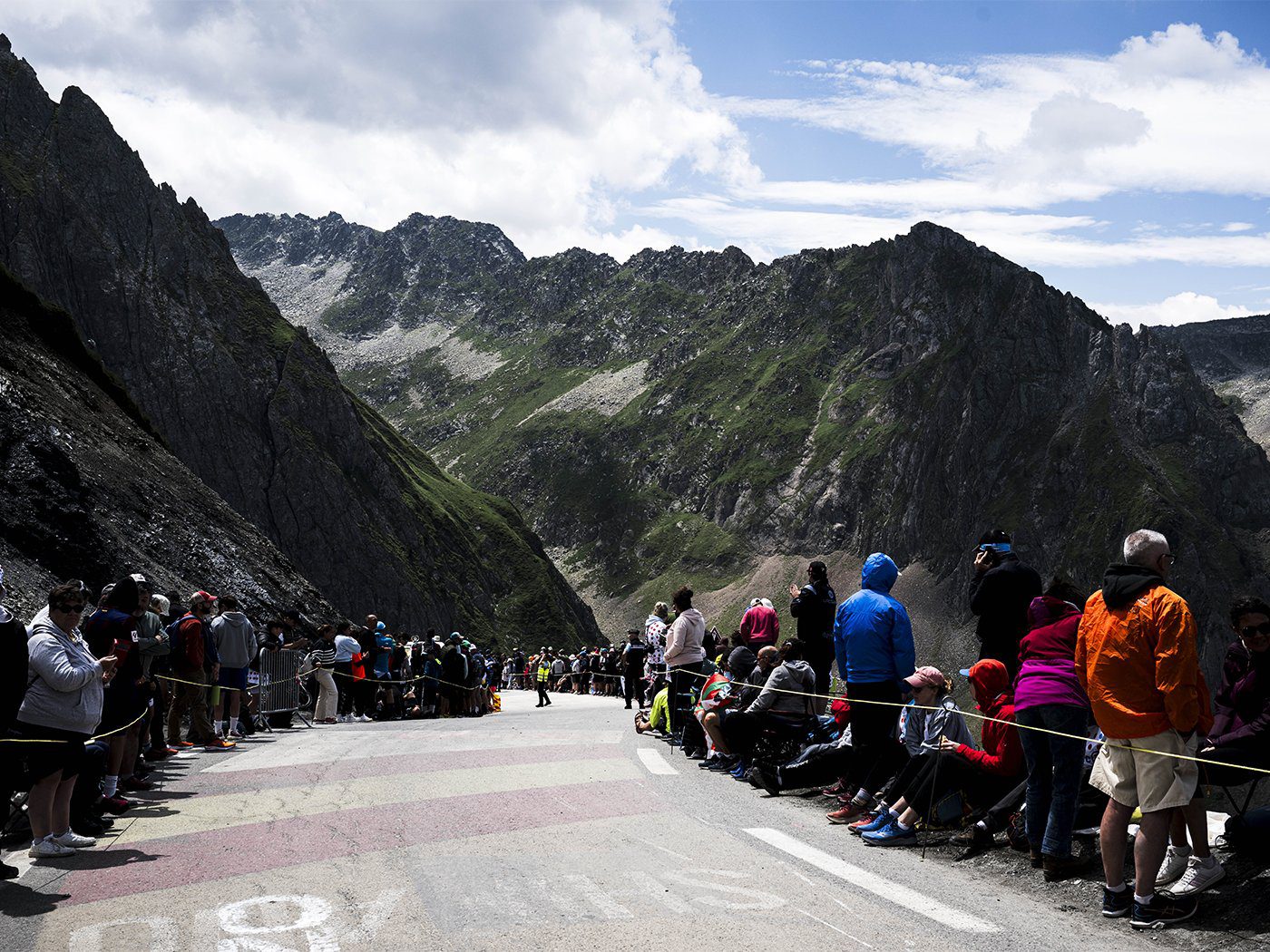 Tour de France 2024 S14: Pogacar Dominates at Col du Solauron with UAE Team Emirates’ Support -illustration-10