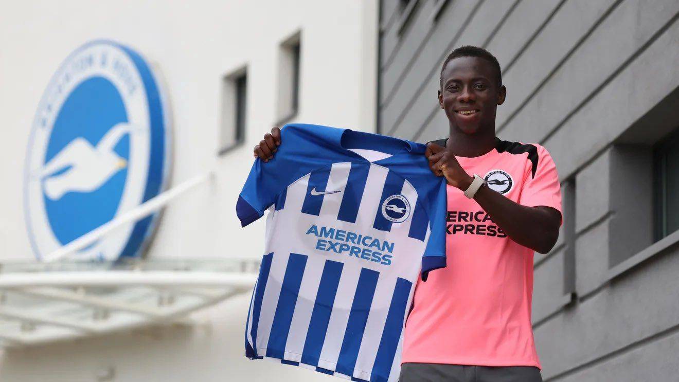 Official: Brighton signs Newcastle winger Mwita; transfer fee reportedly exceeds £30 million -illustration-