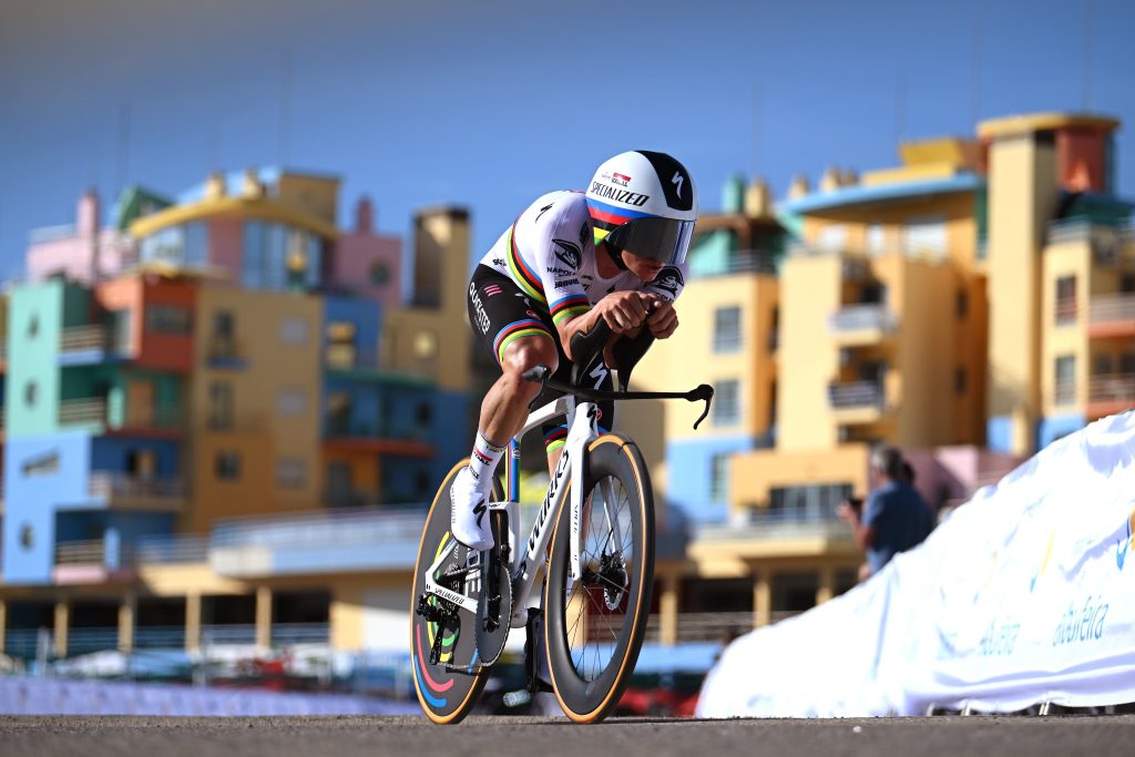 Tour de France S7 2024: Evenepoel Dominates Pogačar in Time Trial -illustration-12