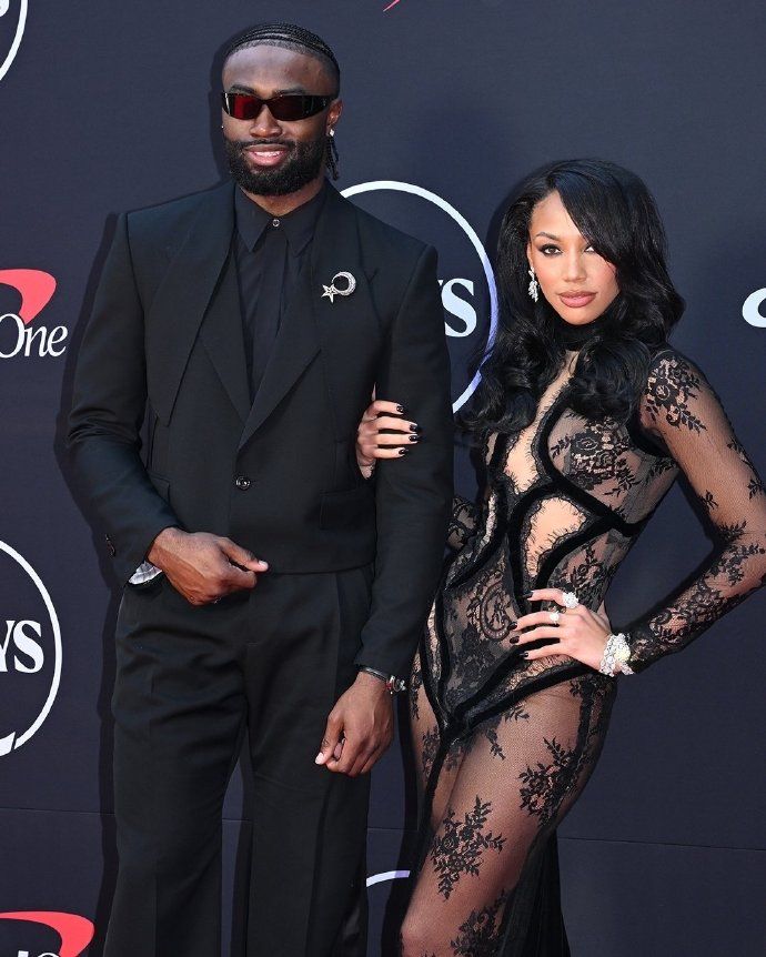 The spicy girl in the see-through dress walking the red carpet with Jaylen Brown is ex-girlfriend of Little Porter, who accused him of domestic violence. -illustration-1