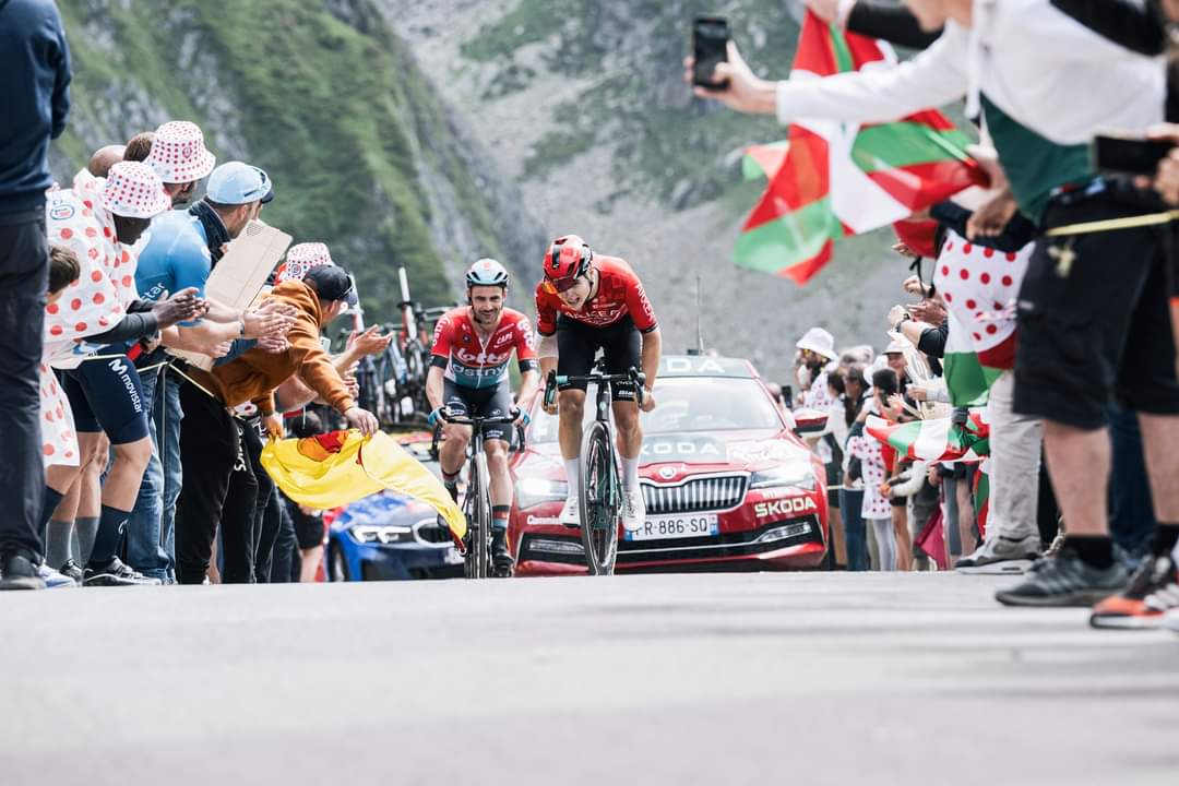 Tour de France 2024 S14: Pogacar Dominates at Col du Solauron with UAE Team Emirates’ Support -illustration-28