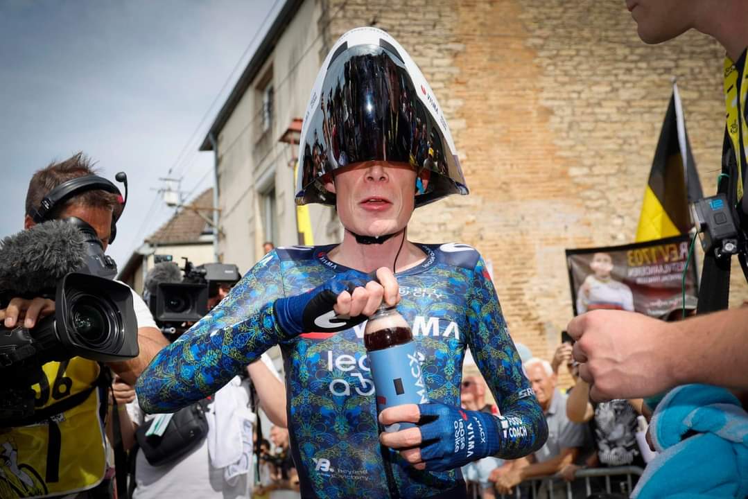 Tour de France S7 2024: Evenepoel Dominates Pogačar in Time Trial -illustration-11