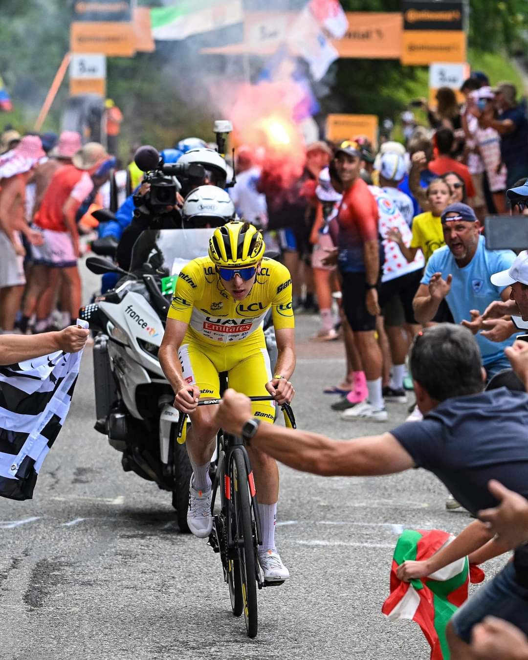 Tour de France 2024 S14: Pogacar Dominates at Col du Solauron with UAE Team Emirates’ Support -illustration-17