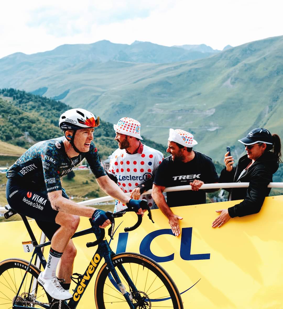 Tour de France 2024 S14: Pogacar Dominates at Col du Solauron with UAE Team Emirates’ Support -illustration-30