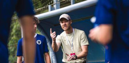 Summer break sees Alonso coaching son’s team, with Arteta’s son also on board -illustration-