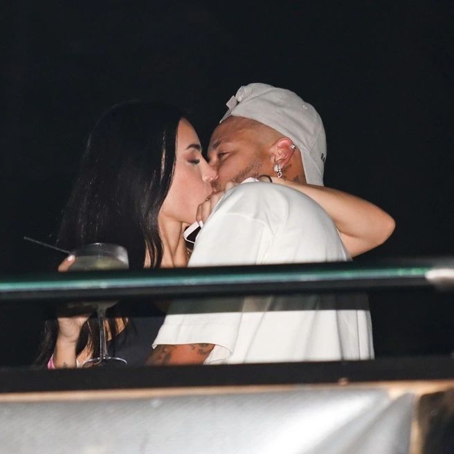 Rekindled Romance! Neymar and Ex-Girlfriend Bruna Spotted at Concert, Sharing Passionate Kisses Amid Reunion -illustration-3