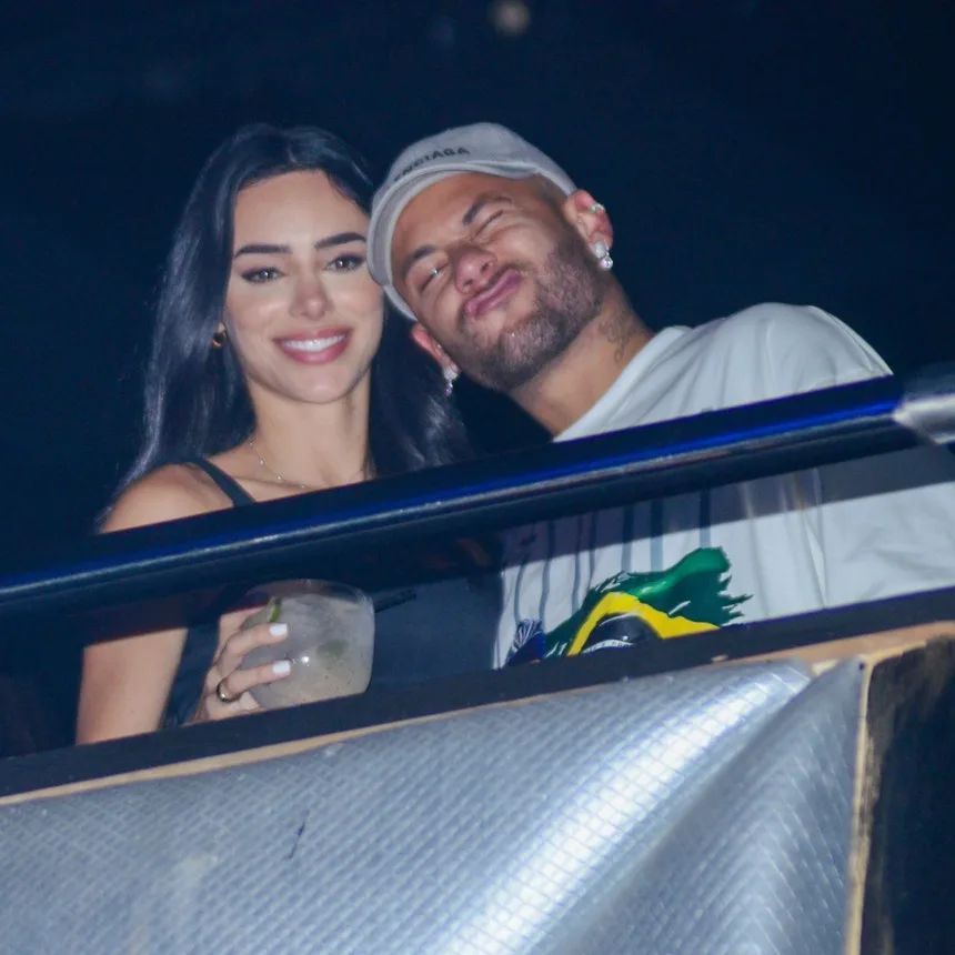 Rekindled Romance! Neymar and Ex-Girlfriend Bruna Spotted at Concert, Sharing Passionate Kisses Amid Reunion -illustration-