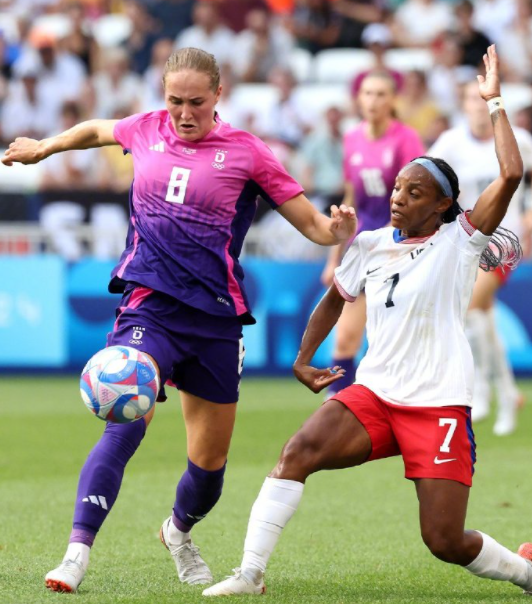 Olympic Women’s Football Report: Smith Scores Winner in Extra Time as USA Faces Germany in the Final After Years -illustration-2