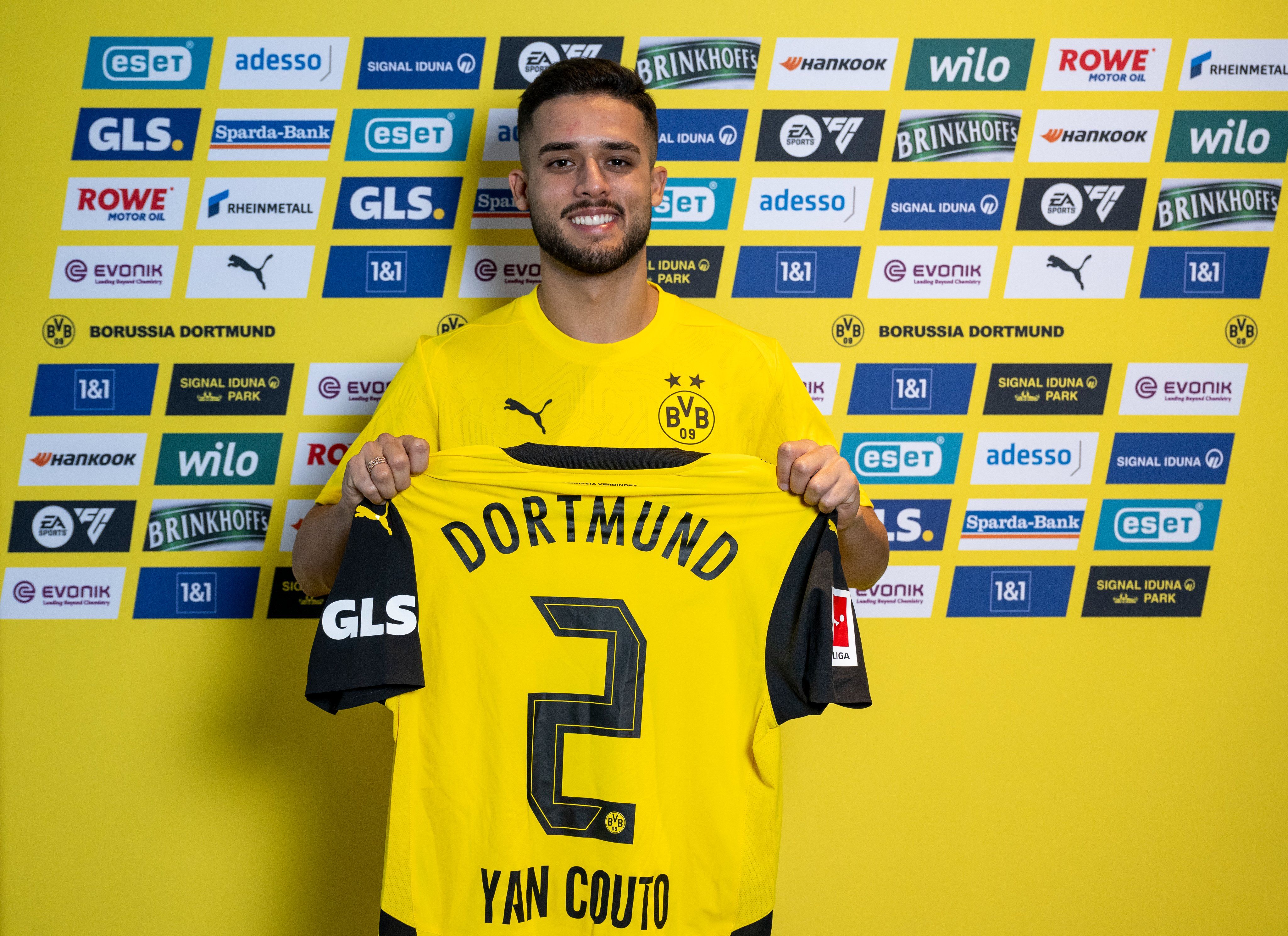 Official: Dortmund Sign Manchester City Full-Back Yan Couto on Loan with Obligation to Buy -illustration-