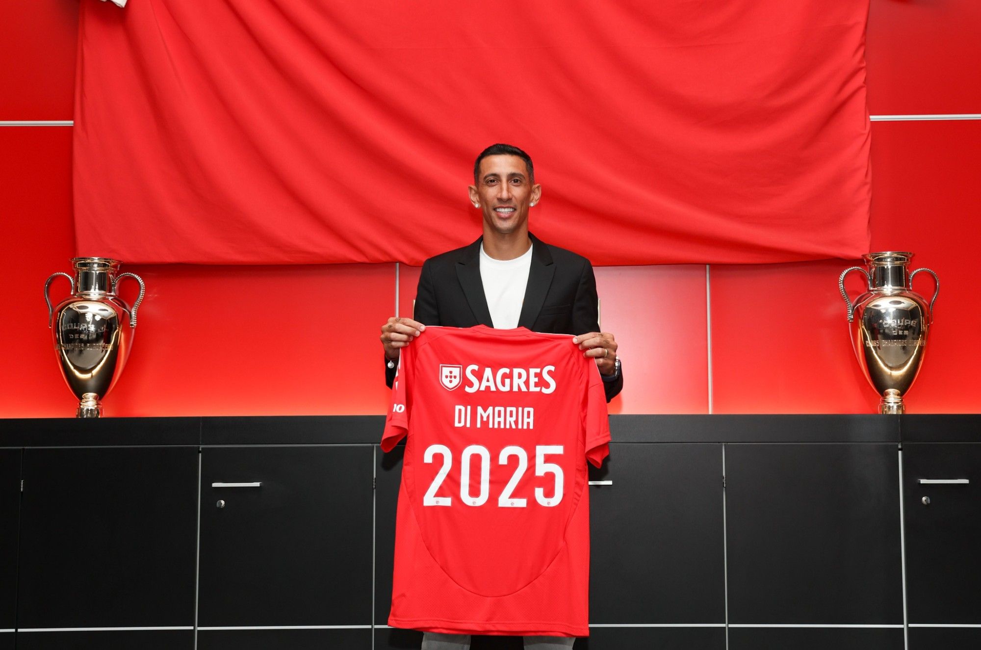 Official: Di Maria Extends Contract with Benfica Until 2025 -illustration-