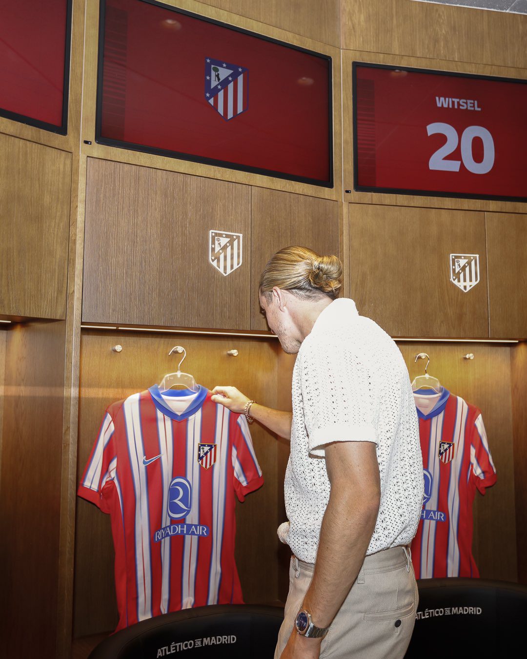 Take a Sneak Peek! A Look at Atlético Madrid’s New Season Dressing Room: New Signings Like Spider and Gallagher Included -illustration-3