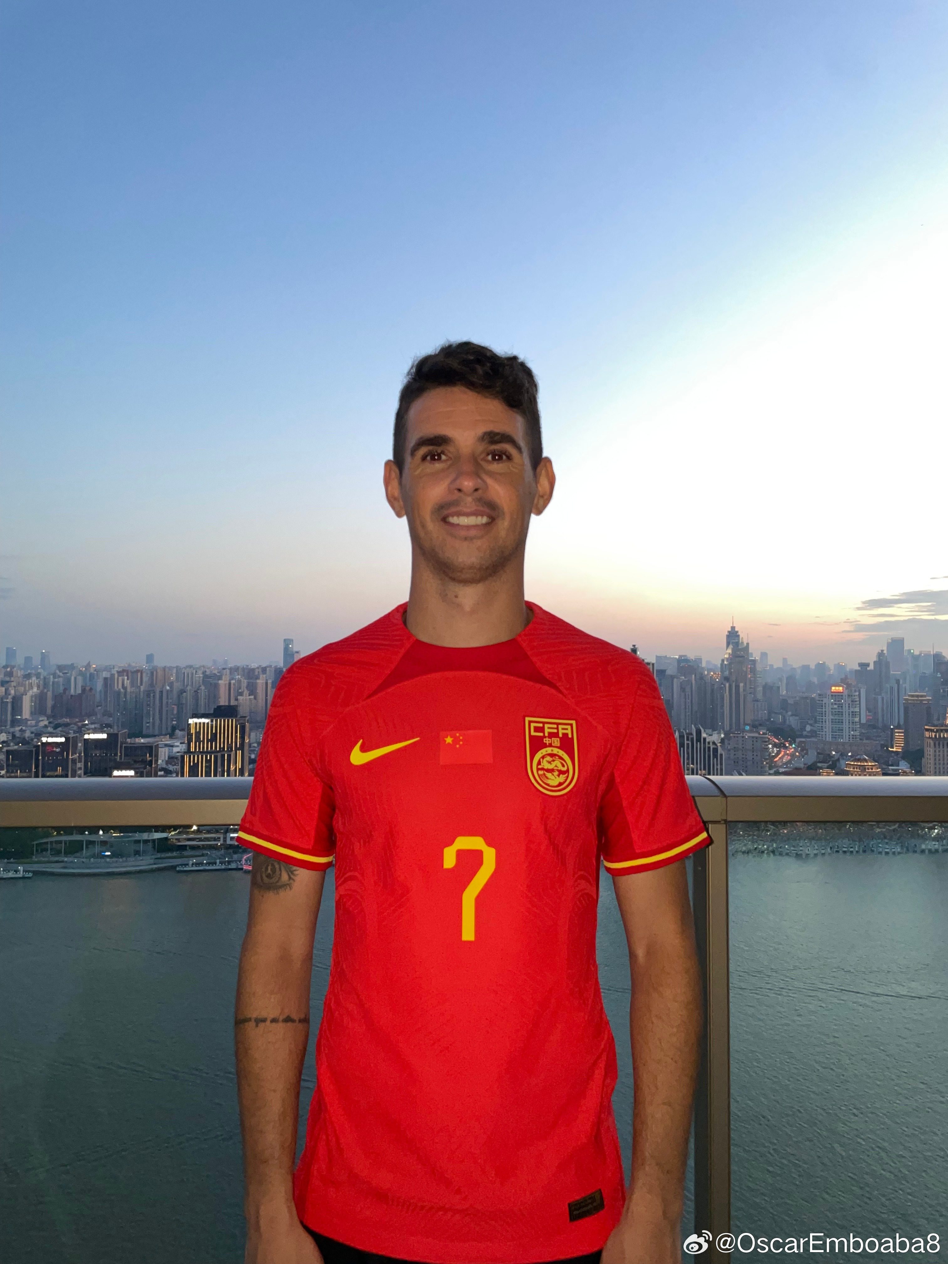 Oscar wears Wu Lei’s jersey to cheer for the Chinese National Team: Let’s cheer for the boys together tonight -illustration-