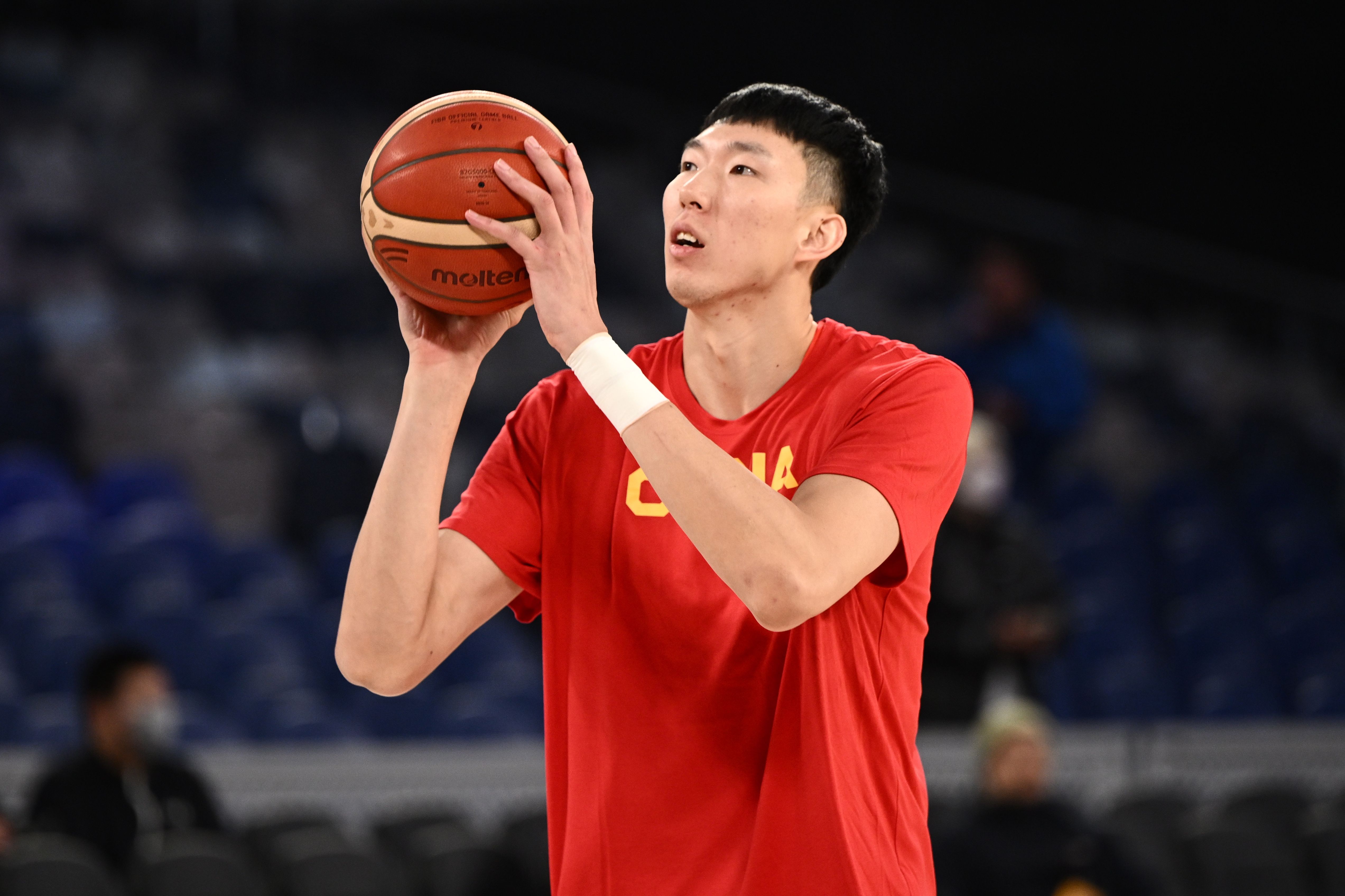 Media Figure: Zhou Qi to Stay with Guangdong on D-Class Top Salary; Beijing Team Out of the Running -illustration-