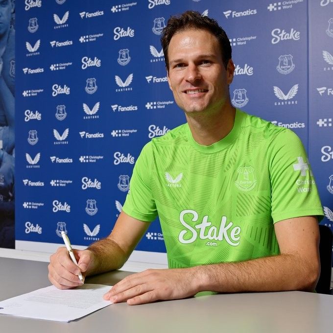 Official: Veteran Goalkeeper Begovic Returns to Everton on a One-Year Deal -illustration-