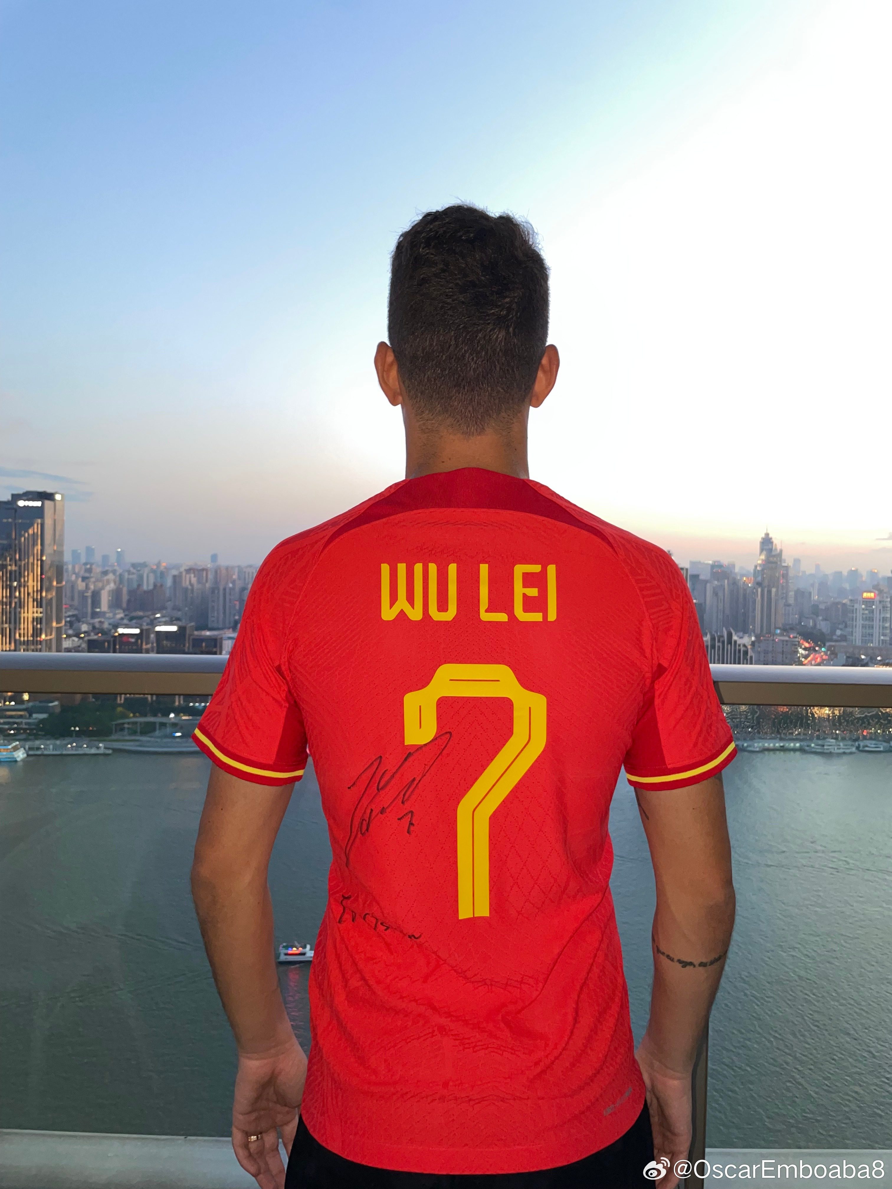 Oscar wears Wu Lei’s jersey to cheer for the Chinese National Team: Let’s cheer for the boys together tonight -illustration-1