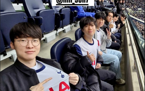 Crossover Collaboration! Son Heung-min Invites T1 to Watch Tottenham Live, Faker Smiles and Points at Tottenham Badge