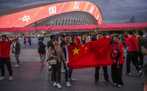 Full Stadium in Chinese Red! The Atmosphere at the Home Ground of the Chinese National Team Starts to Heat Up, Screens Display “Go China!”