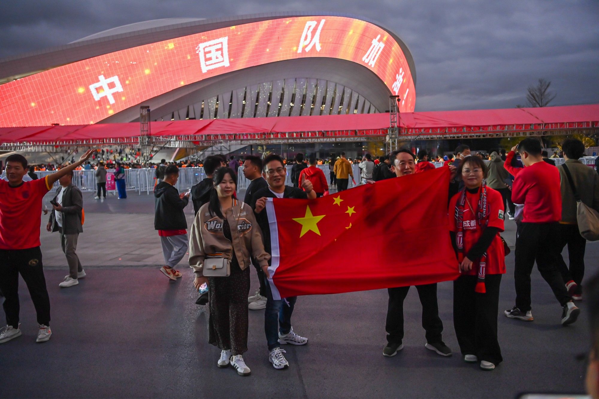 Full Stadium in Chinese Red! The Atmosphere at the Home Ground of the Chinese National Team Starts to Heat Up, Screens Display "Go China!"