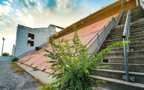 Exclaimed with Sighs! Former Ligue 1 Team’s Home Ground Abandoned for Two Years, Overgrown with Weeds