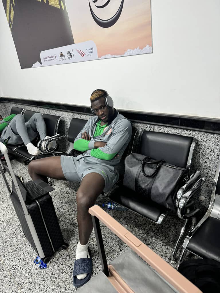 Boniface, Leverkusen's Striker, Experiences Airport Detention, Missed Penalty, and Severe Car Accident Within a Week